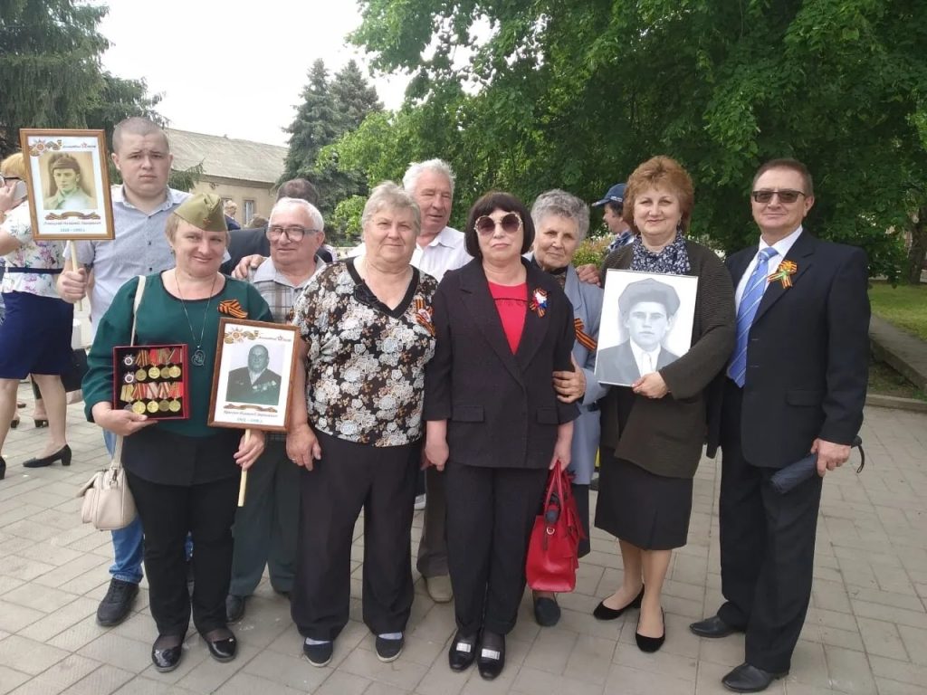 Обновлённый «Бессмертный полк»: Портреты героев оживают на машинах, домах и фронте