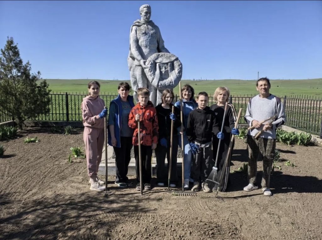 Дон Помнит: как педагоги и воспитанники СРЦ сл. Большая Мартыновка хранят память о героях Великой Отечественной