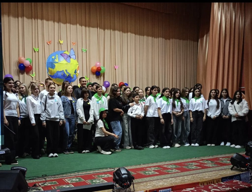 «Экологический калейдоскоп» в Мартыновском районе: школьники представили исследования и поделки из вторсырья в День Земли