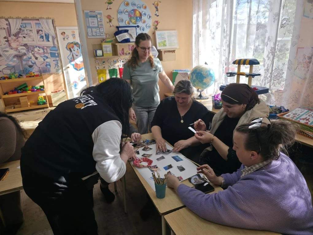 Вместо скучных отчётов — смех, песни и коллаж: как родители группы «Улыбка» закрыли учебный год КВНом