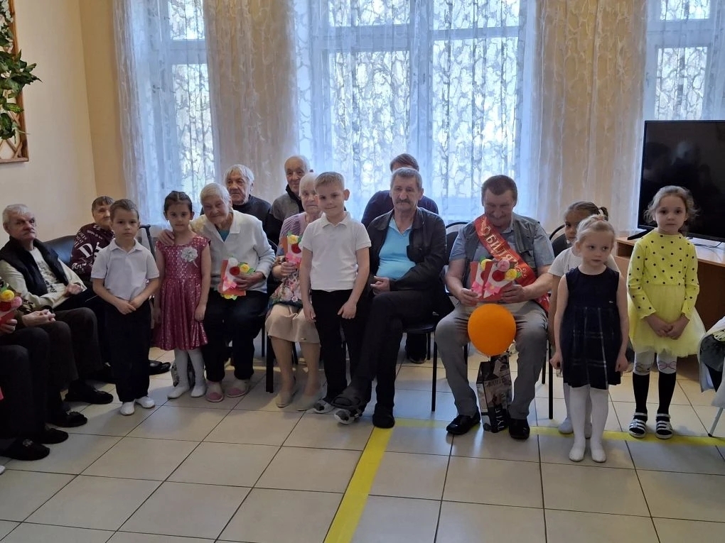 Дети поздравили пожилых людей из дома престарелых: радость и улыбки