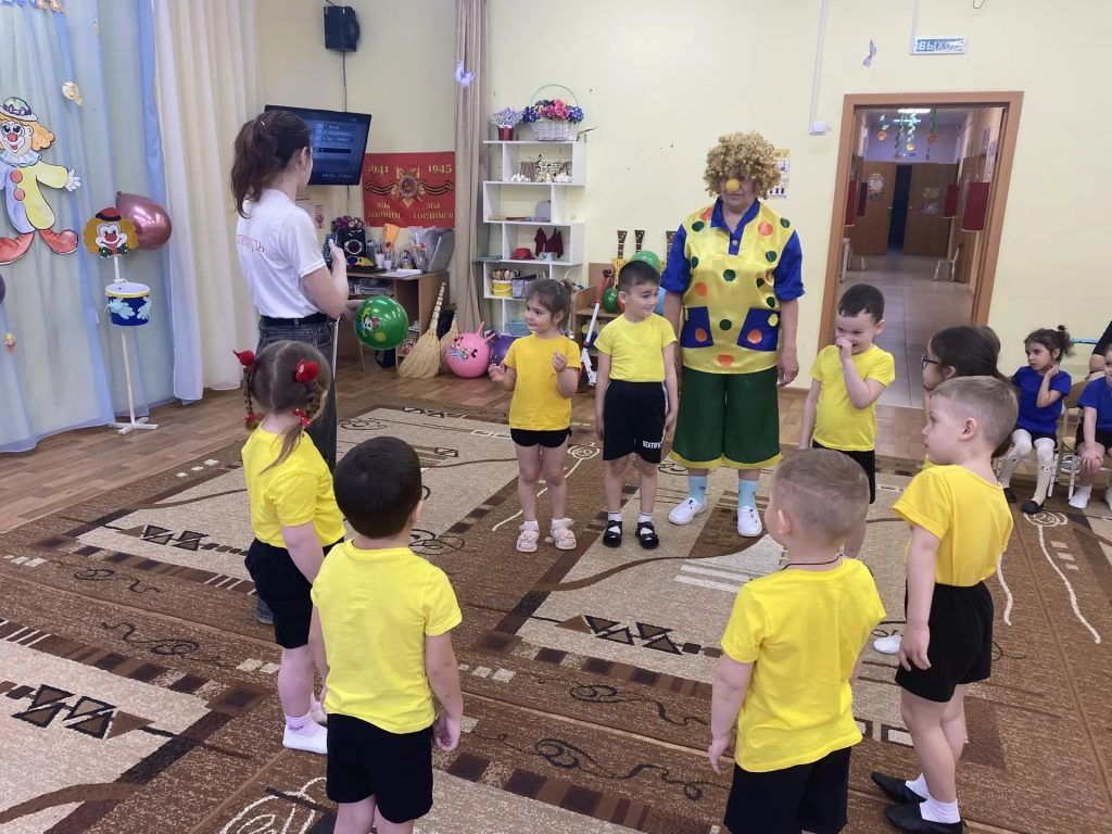 Клоун в детском саду Мартыновского района: праздник смеха и радости