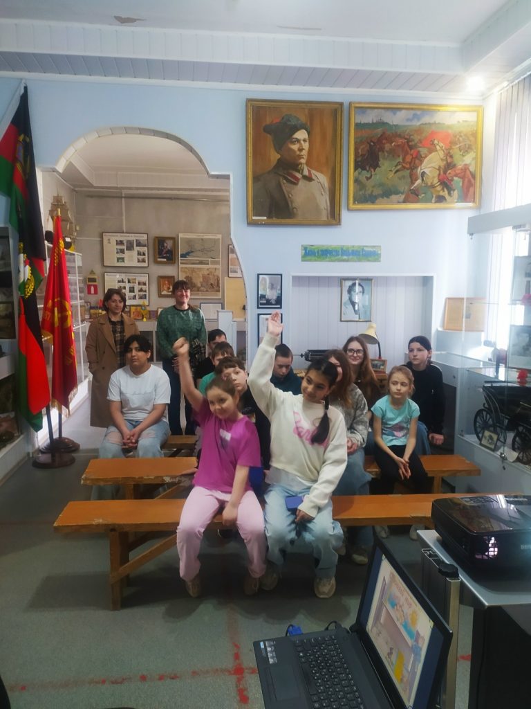 Познавательный час в музее для школьников Мартыновского района