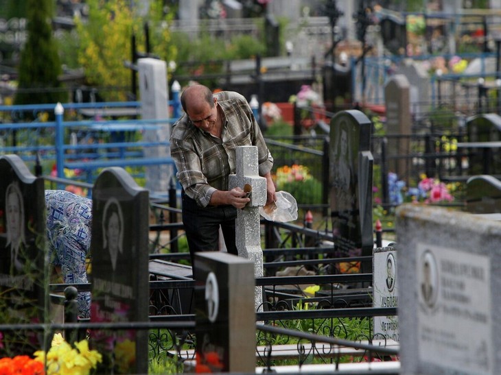 Пасха и поминки: Епископ Силуан разъяснил, почему конфеты на могилах — не лучший способ почтить память усопших