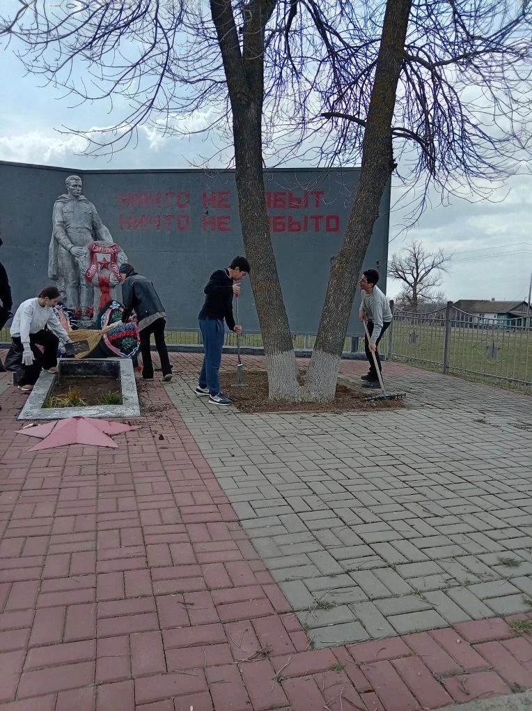 Шефство над Братской могилой: активисты МБОУ-ООШ № 20 Мартыновского района продолжают участие в конкурсе первичных отделений Движения Первых