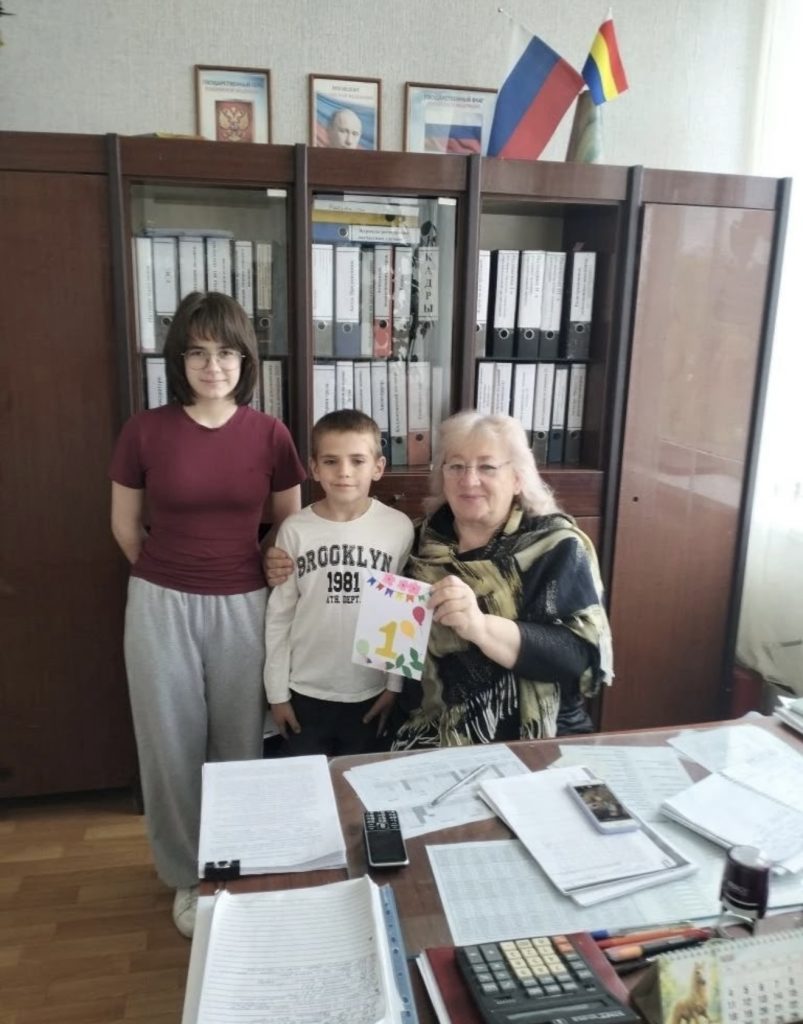 Мой труд — мой старт»: как «Орлята» и «Первые» поздравили учителей школы №10 с Праздником Весны и Труда