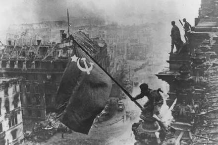 2 мая 1945 года: Крах Тысячелетнего рейха — Красная Армия водрузила знамя Победы над Берлином