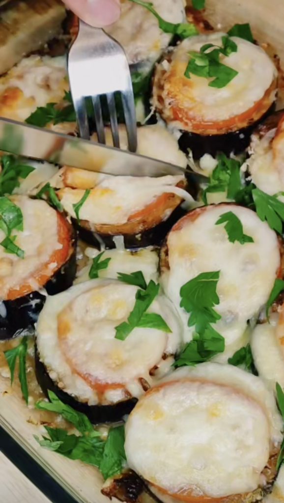 Просто, вкусно, сытно: идеальный рецепт запеченных баклажанов с помидором и сыром