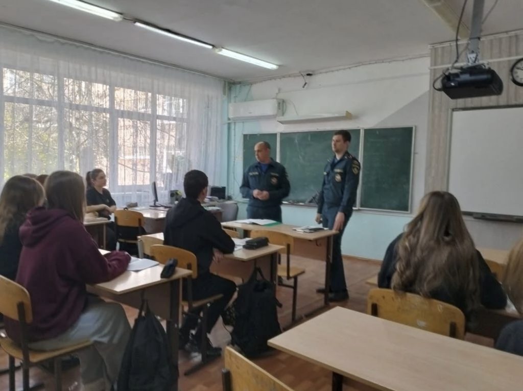 «Это не урок ОБЖ»: как пожарные превратили школьный класс в профориентационный центр